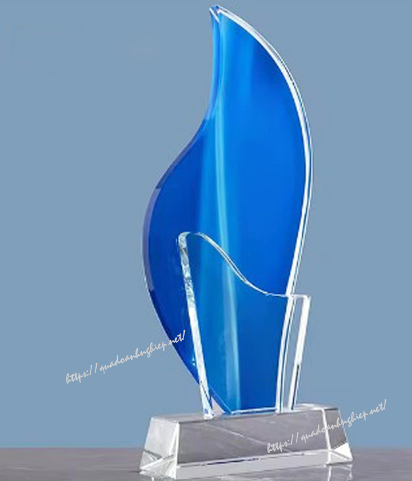 làm kỷ niệm chương pha lê tại Hải Dương